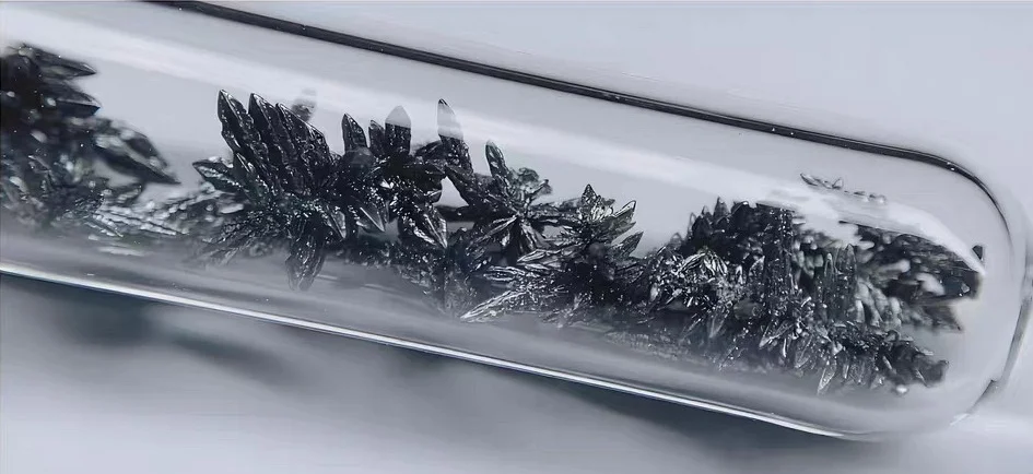 铁：电沉积晶体实物照片；电沉积形成的晶体形态。